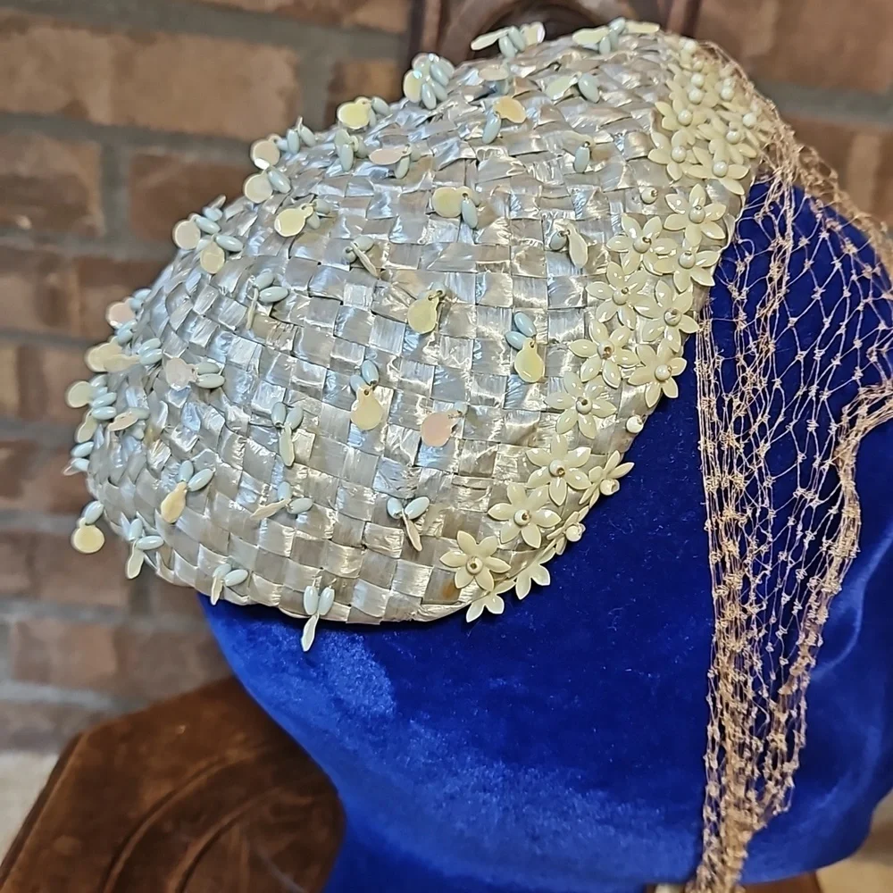 Vintage straw, beaded hat with netted tie from the 1940s or 1950s - Picture 4 of 8